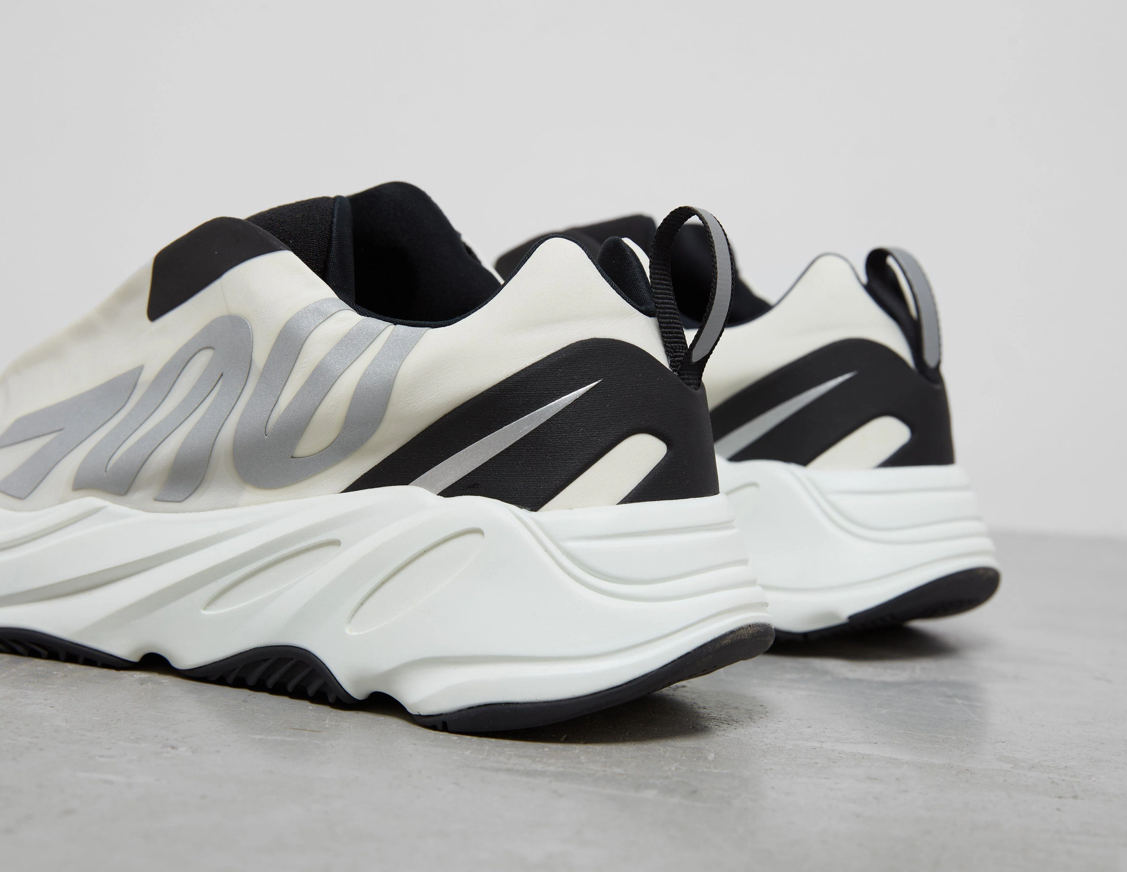 YEEZY BOOST 700 MNVN Laceless Women's - Image 4