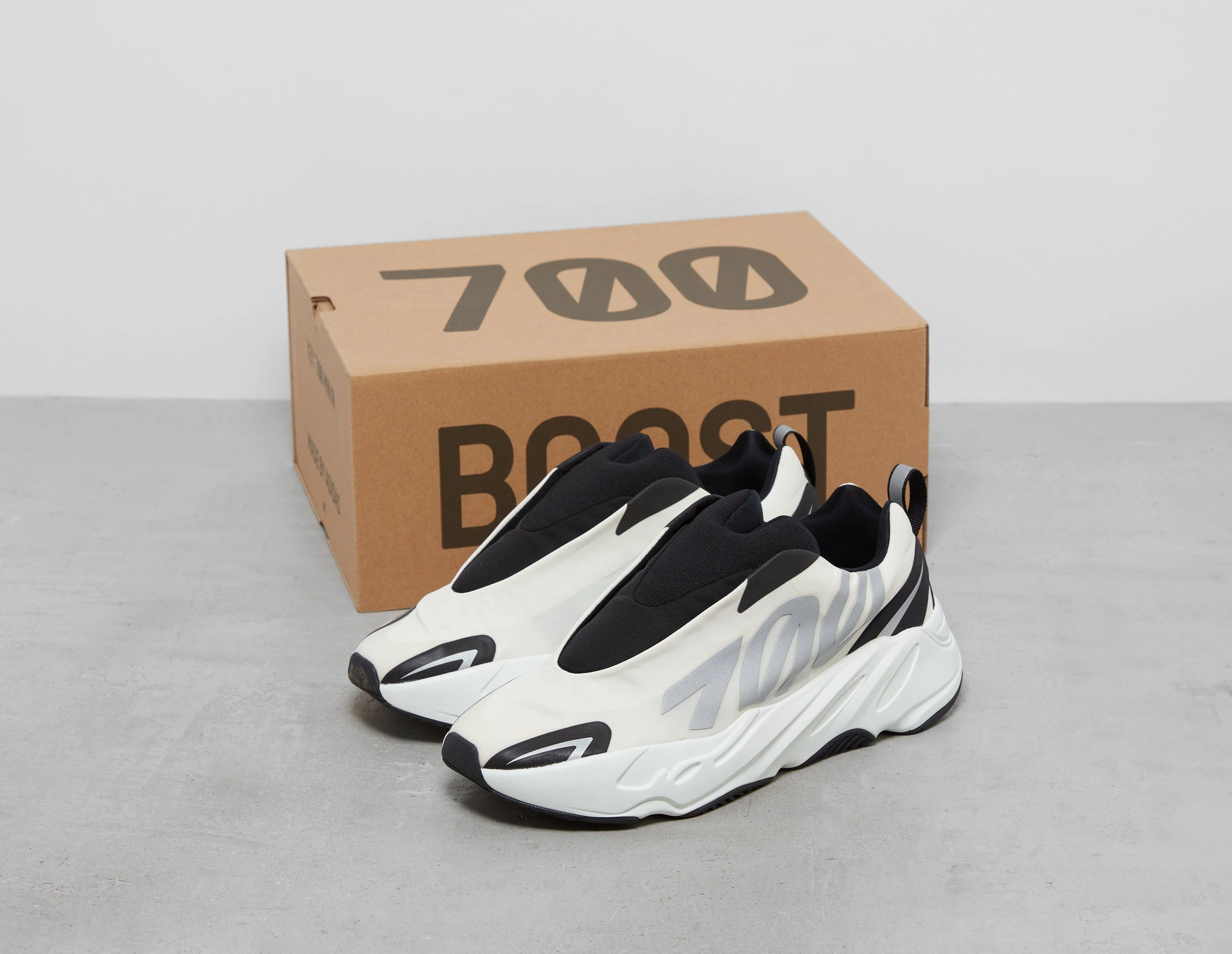 YEEZY BOOST 700 MNVN Laceless Women's - Image 5